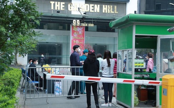 Chung cư Garden Hill ở 99 Trần Bình, nơi bệnh nhân 2009 sinh sống bị phong toả lúc 1 giờ sáng 8/2