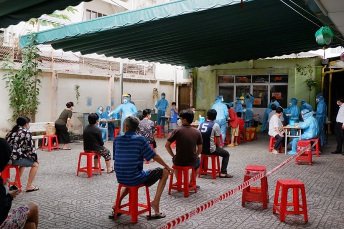 Xét nghiệm diện rộng để phát hiện nhanh các trường hợp nhiễm COVID -19 trong cộng đồng (ảnh TL).