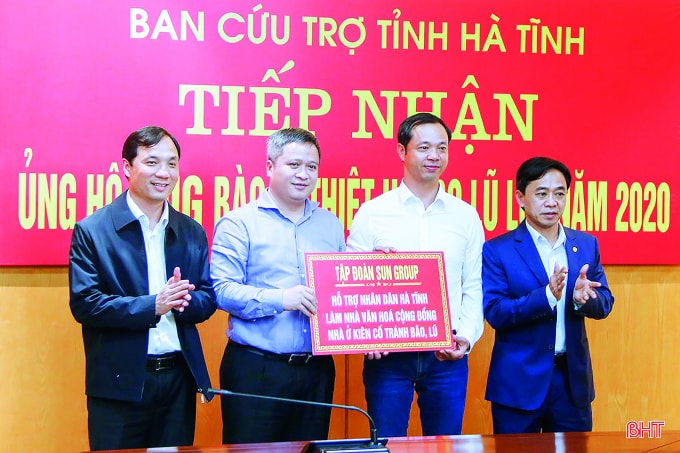 Bí thư Tỉnh ủy Hoàng Trung Dũng cùng lãnh đạo tỉnh Hà Tĩnh tiếp hỗ trợ xây dựng nhà văn hóa cộng đồng và nhà ở kiên cố cho nhân dân vùng lũ của Tập Đoàn Sun Group.