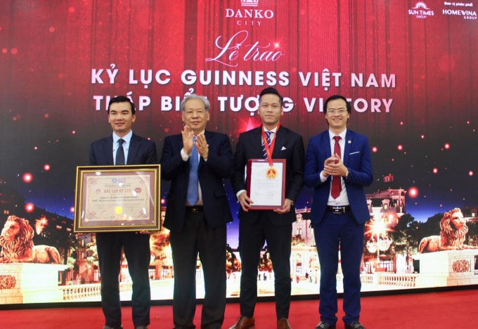 Tiến sĩ Thang Văn Phúc - Nguyên Thứ trưởng Bộ Nội vụ, Chủ tịch TW Hội Kỷ lục gia Việt Nam (thứ 2 từ trái qua) trao bằng xác lập và huy hiệu Kỷ lục đến đại diện Danko Group.