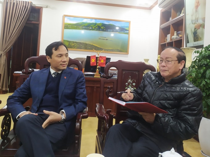 Bí thư Tỉnh ủy Hoàng Trung Dũng trò chuyện thân mật với PV Báo Nhà báo & Công luận.
