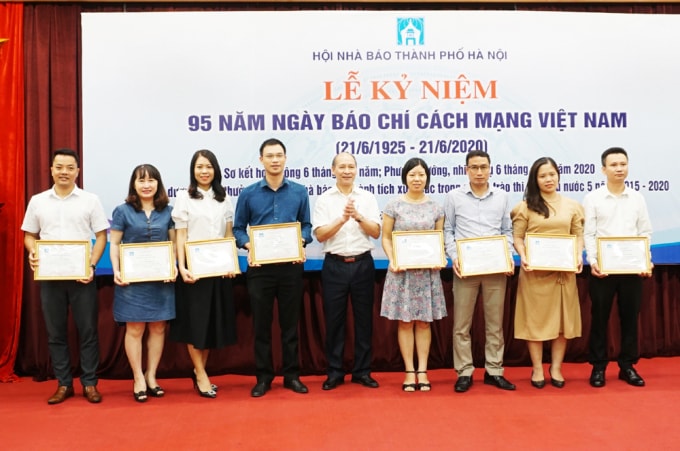 Nhà báo Nguyễn Văn Chiến (thứ 3 từ phải sang) được Hội Nhà báo TP Hà Nội khen thưởng vì có thành tích hoạt động nghiệp vụ, xây dựng Hội trong phong trào thi đua yêu nước 2015 - 2020.