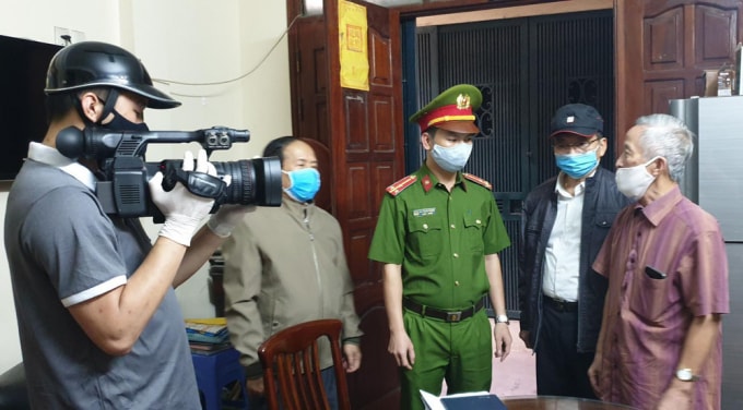 Phóng viên Duy Khánh ban Điện tử - báo Kinh tế Đô Thị đang tác nghiệp tại một hộ dân ở phường Ngọc Hà, quận Ba Đình.
