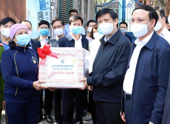 Lãnh đạo Bộ Y tế cùng Bí thư Tỉnh ủy Quảng Ninh thăm và tặng quà động viên cán bộ, nhân viên tại chốt chặn khu vực phong tỏa tổ 1, khu 6, phường Hồng Hà, TP Hạ Long. Ảnh: Trúc Linh.