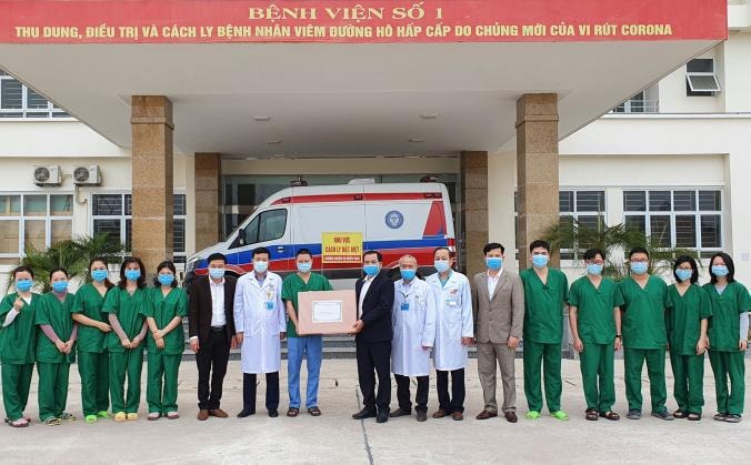 Đoàn công tác Ủy ban MTTQ tỉnh Quảng Ninh, thăm và tặng quà các y, bác sĩ tại Bệnh viện số 1 (TP Móng Cái). Ảnh nguồn: Ử ban MTTQ tỉnh Quảng Ninh.