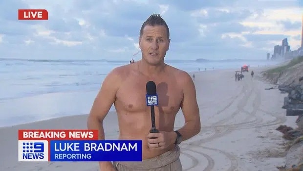Luke Bradnam nhảy xuống biển cứu người khi đang dẫn chương trình trực tiếp. Ảnh: Zingnews.vn
