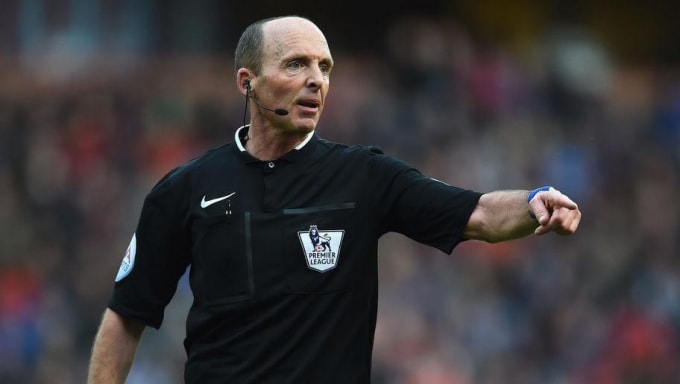 Ông Mike Dean đưa ra nhiều quyết định gây tranh cãi ở Premier League năm nay. Ảnh: Reuters