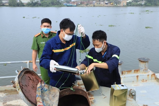 Lực lượng chức năng tiến hành lấy mẫu trên các phương tiện chứa xăng giả.