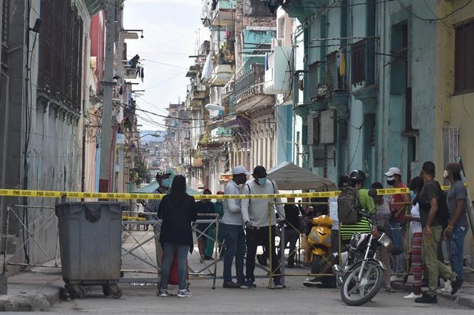 Một tuyến phố bị phong tỏa sau khi phát hiện trường hợp mắc COVID-19 tại La Habana, Cuba, ngày 5/2/2021 Ảnh: TL