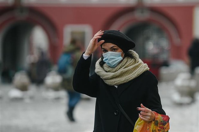 Đeo khẩu trang phòng COVID-19 tại Moscow, Nga. Ảnh: THX/TTXVN