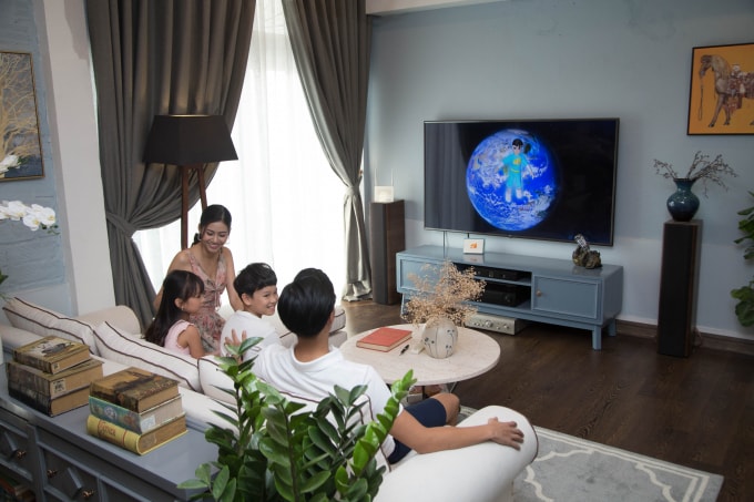 Ở nhà phòng tránh dịch, cả gia đình cùng trải nghiệm sản phẩm của VNPT.