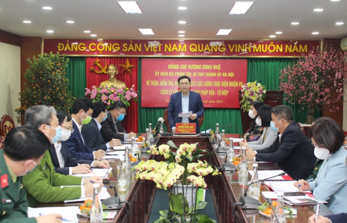 Bí thư Thành ủy Vương Đình Huệ phát biểu giao nhiệm vụ cho các đơn vị