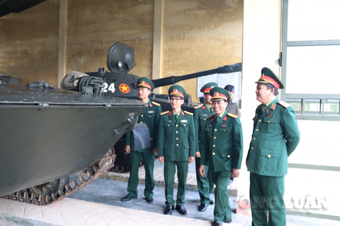 Thiếu tướng Đặng Ngọc Nghĩa, Ủy viên Thường trực Ủy Ban quốc phòng và an ninh Quốc hội kiểm tra SSCĐ Tiểu đoàn Tăng Thiết giáp 3.