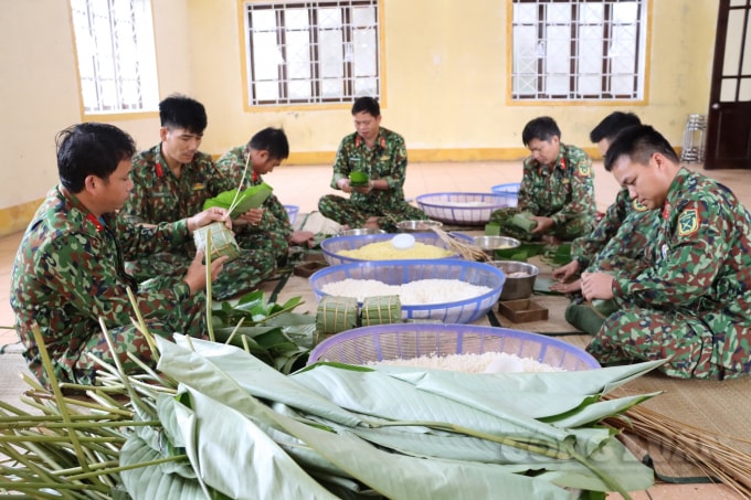 Trung đoàn 6 gói bánh chưng bảo đảm cho cán bộ, chiến sĩ vui xuân, đón tết.