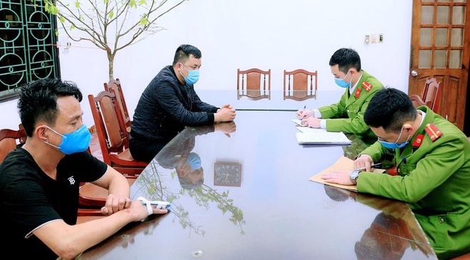 Phạm Văn Thuận và Trần Văn Hùng tại cơ quan công an.