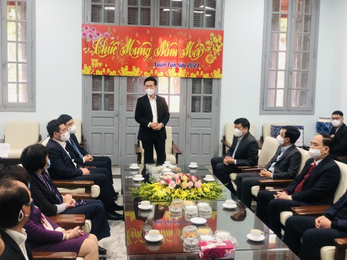 Ủy viên Bộ Chính trị, Thường trực Ban Bí thư Võ Văn Thưởng đến thăm và chúc Tết Viện Vệ sinh dịch tễ Trung ương.
