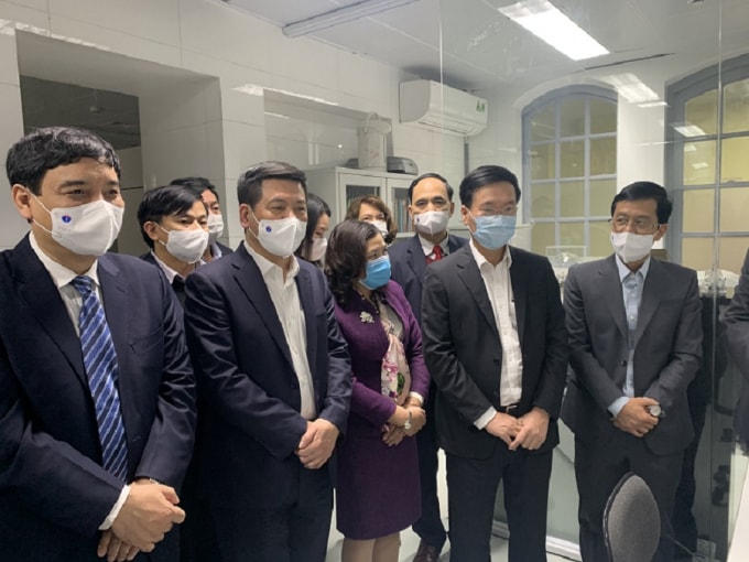 Thường trực Ban Bí thư Võ Văn Thưởng thăm quan cơ sở vật chất của Viện.
