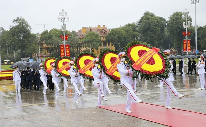 Đoàn đại biểu Ban Chấp hành Trung ương Đảng, Quốc hội, Chủ tịch nước, Chính phủ, Ủy ban Trung ương Mặt trận Tổ quốc Việt Nam vào Lăng viếng Chủ tịch Hồ Chí Minh.