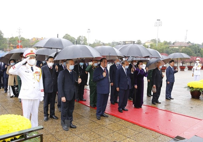 Các lãnh đạo Đảng, Nhà nước thành kính tưởng nhớ, bày tỏ lòng biết ơn vô hạn đối với công lao to lớn của Chủ tịch Hồ Chí Minh.