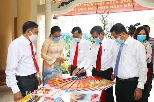Các đại biểu xem triển lãm báo tại Hội báo Xuân Tân Sửu. Ảnh: Huy Anh