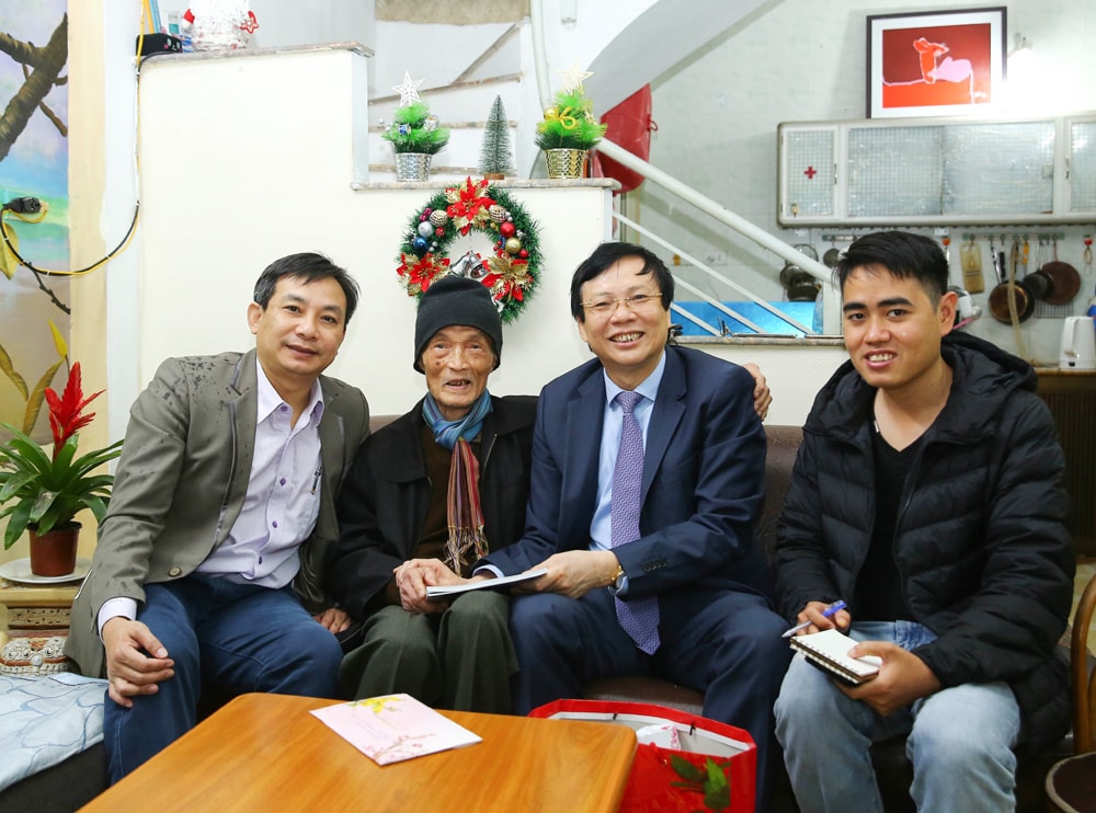 Phó Chủ tịch Thường trực Hội Nhà báo Việt Nam Hồ Quang Lợi cùng Quyền Chánh Văn phòng Hội Phan Toàn Thắng và phóng viên báo Nhà báo và Công luận đã đến thăm và trò chuyện với nhà báo lão thành Nguyễn Khắc Tiếp, nguyên phóng viên Báo Quân đội nhân dân. Ảnh: Sơn Hải