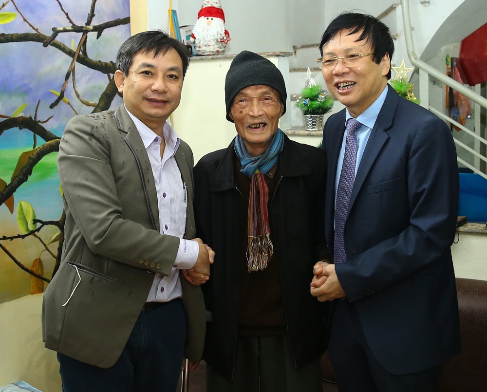 Phó Chủ tịch Thường trực Hội Nhà báo Việt Nam Hồ Quang Lợi và Quyền Chánh văn phòng Hội Phan Toàn Thắng thăm hỏi, chúc Tết nhà báo Nguyễn Khắc Tiếp, nguyên phóng viên Báo Quân đội nhân dân. Ảnh: Sơn Hải