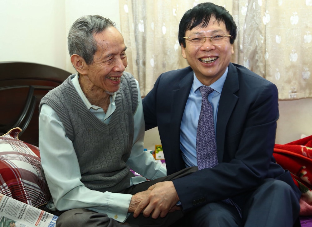 Phó Chủ tịch Thường trực Hội Nhà báo Việt Nam Hồ Quang Lợi thăm hỏi, chúc tết nhà báo Phạm Phú Bằng. Ảnh: Sơn Hải