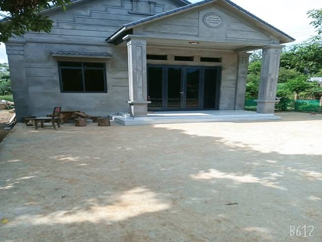 Căn nhà của một hộ dân tại xã Chiềng Ken trước và sau khi thực hiện chương trình xóa nhà tạm, nhà dột nát.