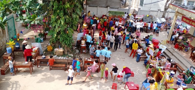 Hình ảnh chợ Tết truyền thống được tái hiện tại Trường tiểu học và THCS Thổ Châu.