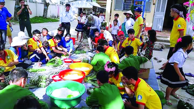 Hình ảnh chợ Tết truyền thống được tái hiện tại Trường tiểu học và THCS Thổ Châu.