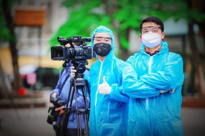 Phóng viên Báo Lao Động tác nghiệp tại điểm nóng dịch Covid-19.