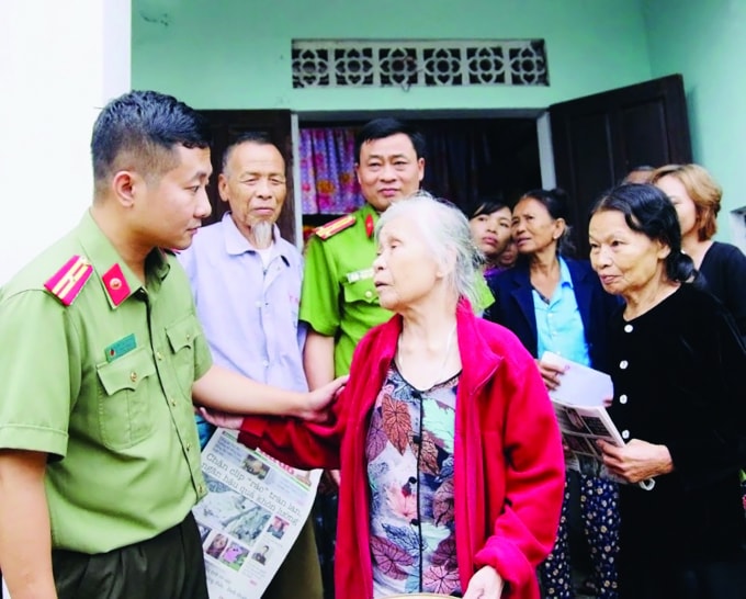 Nhà báo, TS. Chu Quốc Dũng- Phó Tổng Biên tập Báo An ninh Thủ đô thăm hỏi, động viên, sẻ chia cùng đồng bào thị xã Ba Đồn (Quảng Bình) ngay sau trận lũ lụt lịch sử ở miền Trung ruột thịt năm 2020. Ảnh: Phú Khánh