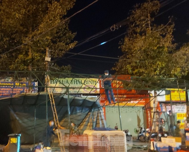 Lực lượng chức năng dở chốt trong đêm 9/2. Ảnh: tienphong.vn