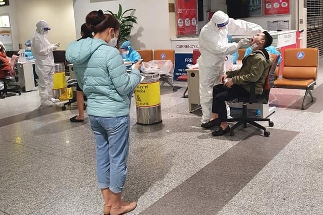 Tiến hành xét nghiệm Covid-19 cho 10.000 nhân viên Sân bay Nội Bài. Ảnh: TL