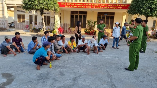 Hàng chục đối tượng tham gia đá gà bị bắt giữ. Ảnh: tienphong.vn