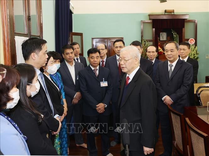 Tổng Bí thư, Chủ tịch nước Nguyễn Phú Trọng nói chuyện thân mật với cán bộ, nhân viên Khu Di tích Chủ tịch Hồ Chí Minh ở Phủ Chủ tịch. (Ảnh: TTXVN)