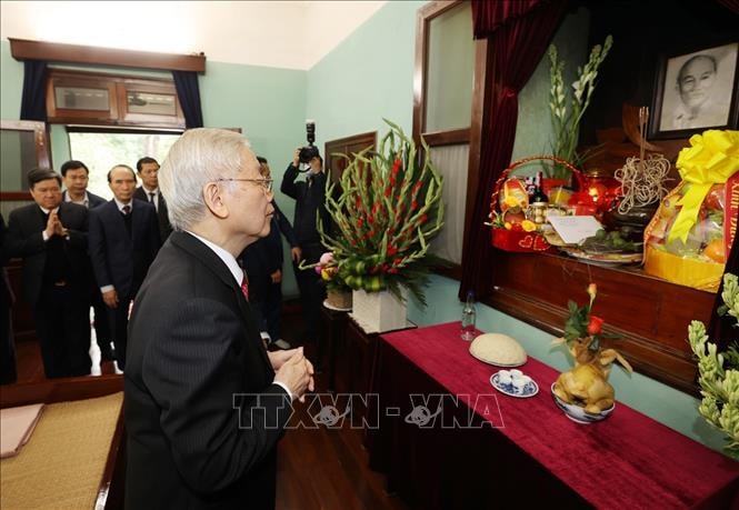 Tổng Bí thư, Chủ tịch nước Nguyễn Phú Trọng dâng hương tưởng niệm Bác Hồ tại nhà 67, trong Khu Di tích Chủ tịch Hồ Chí Minh. (Ảnh: TTXVN)