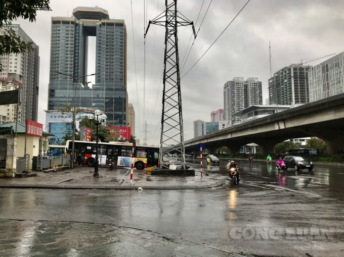 Phương tiện lưu thông trên đường Phạm Hùng thưa thớt trong chiều 28 Tết Nguyên đán Tân Sửu 2021
