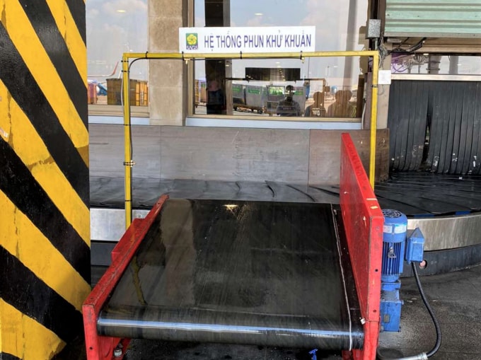Phun khử khuẩn toàn bộ hành lý của khách đi, đến sân bay Tân Sơn Nhất để phòng chống dịch Covid-19