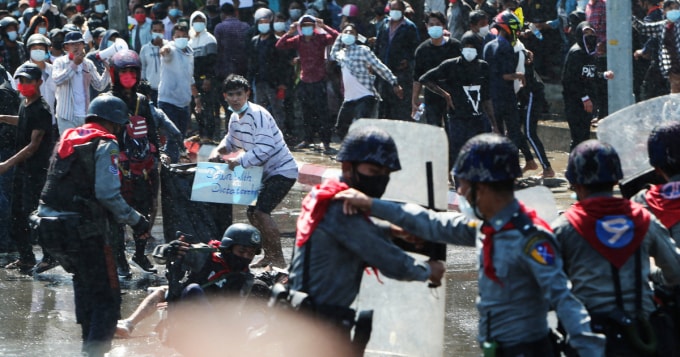 Xung đột xảy ra giữa cảnh sát và người biểu tình - Ảnh: Reuters