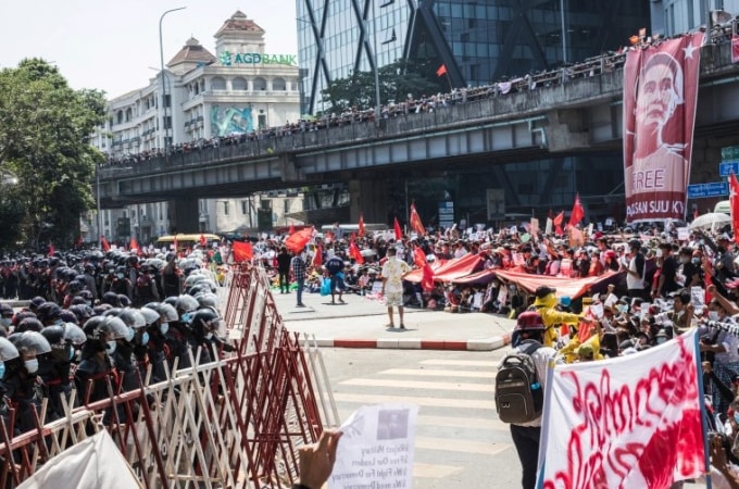 Người biểu tình đối mặt với cảnh sát tại một ngã ba ở cố đô Yangon - Ảnh: Kenji / Al Jazeera