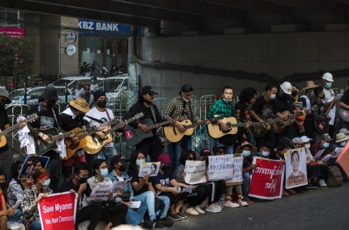 Một số người biểu tình đã mang theo guitar và hát mặc dù gia tăng lo ngại về một cuộc đàn áp - Ảnh: Kenji / Al Jazeera