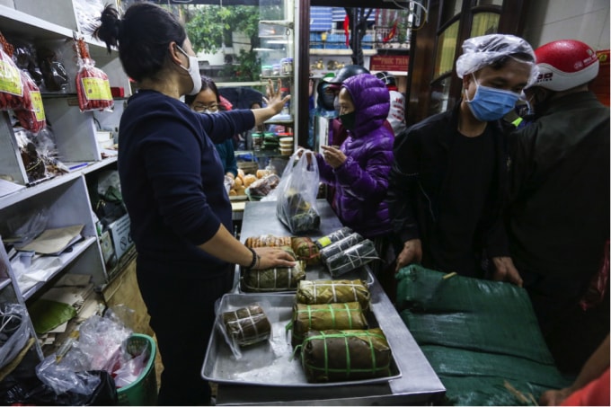Bánh chưng, giò chả đắt khách hàng cận Tết.