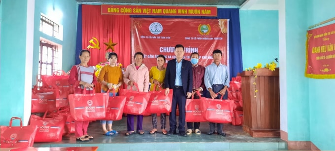 Lãnh đạo công ty CP Hoàng Anh Agritech trao quà cho gia đình đặc biệt khó khăn.