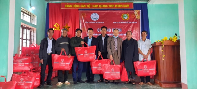 Lãnh đạo công ty CP Hoàng Anh Agritech và Công ty CP Trà Than Uyên trao quà cho các gia đình có hoành cảnh khó khăn.