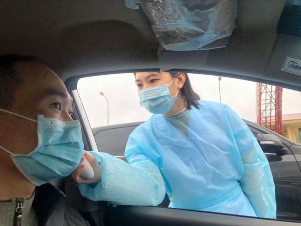 Người dân khi đến chốt kiểm dịch qua cầu Tân Đệ được đo thân nhiệt phòng chống dịch bệnh COVID-19 trước khi vào tỉnh Thái Bình.