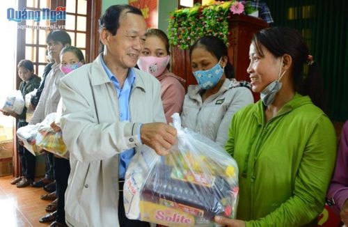 Phó Chủ tịch Hội Nhà báo tỉnh Trần Cao Tánh trao quà cho bà con. Ảnh: A.Kiều
