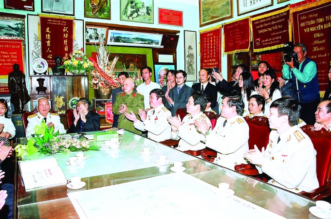 Đại tướng Võ Nguyên Giáp gặp và căn dặn Ban Biên tập Báo Quân đội Nhân dân.
