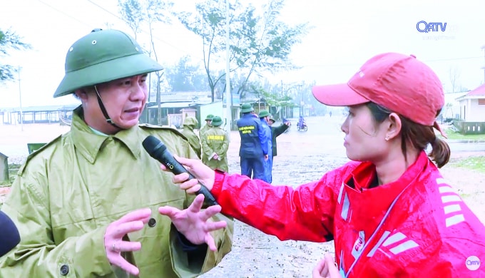 Các bản tin về mưa bão được phóng viên dẫn trực tiếp từ hiện trường về cho đội ngũ BTV ở đài.