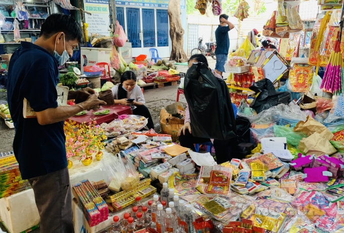 Giấy tiền cúng ông công, ông táo, cúng giao thừa... là những mặt hàng bán chạy nhất trong ngày cuối cùng của năm